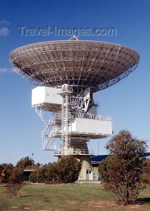 australia391: Australia - Ceduna, Eyre Peninsula: 30m Radio telescope antenna - photo by Rod Eime - (c) Travel-Images.com - Stock Photography agency - Image Bank