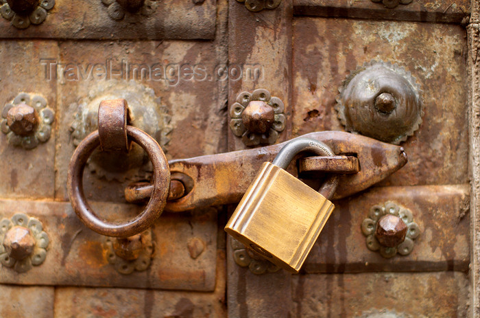 australia641: Australia - Adelaide (SA): padlock on an old door - photo by S.Lovegrove - (c) Travel-Images.com - Stock Photography agency - Image Bank