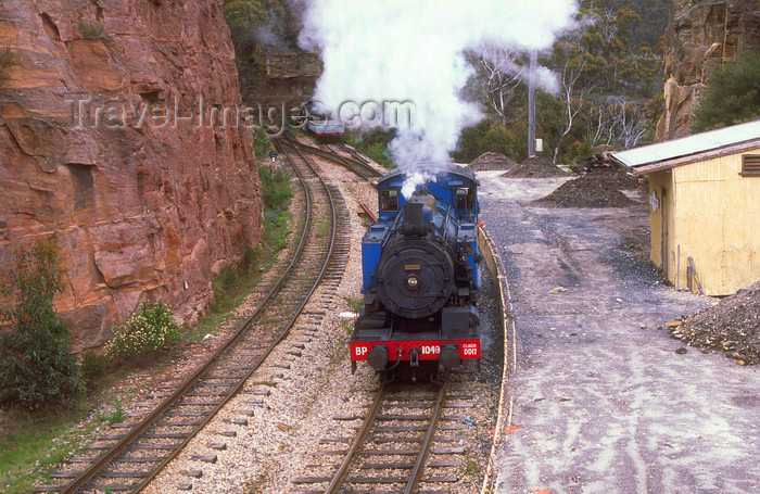 australia755: Lithgow valley, New South Wales, Australia: Zig Zag Railway Train at a cutting - Blue Mountains - photo by G.Scheer - (c) Travel-Images.com - Stock Photography agency - Image Bank