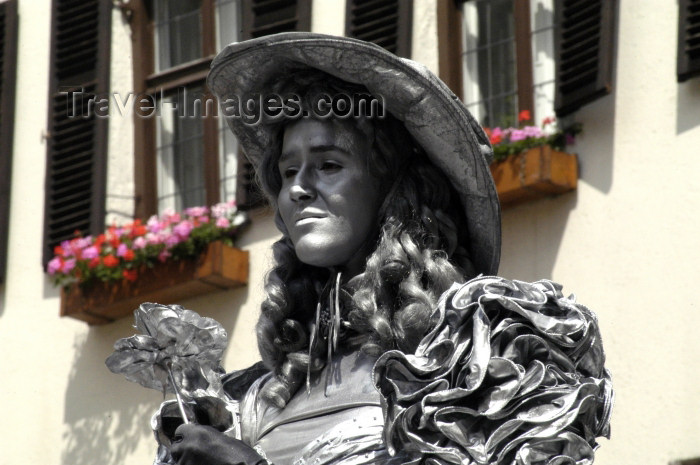 austria104: Austria - Innsbruck (Tirol / Tyrol): live statue - Young Lady in Innsbruck Capital of Austrian federal state of Tirol. She's clothed and colored al overall in silver earning her money as a stree artist (photo by W.Schmidt) - (c) Travel-Images.com - Stock Photography agency - Image Bank