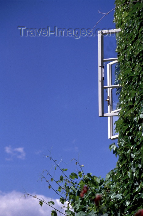 austria44: Austria - Dürnstein in der Wachau (Niederosterreich): open window and blue sky / geöffnetes Fenster (photo by F.Rigaud) - (c) Travel-Images.com - Stock Photography agency - Image Bank