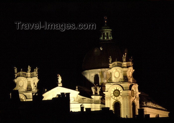 austria68: Austria - Salzburg: the Collegiate Church / Kollegienkirche / Universitätskirche - Baroque architecture by Fischer von Erlach - Universitätsplatz - nocturnal / Nacht - photo by F.Rigaud - (c) Travel-Images.com - Stock Photography agency - Image Bank