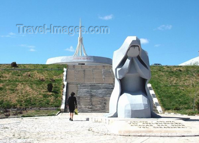 az-nak4: Azerbaijan - Nakhchivan city: the mother monument (photo by Mohamadreza Tahmasbpour) - (c) Travel-Images.com - Stock Photography agency - Image Bank