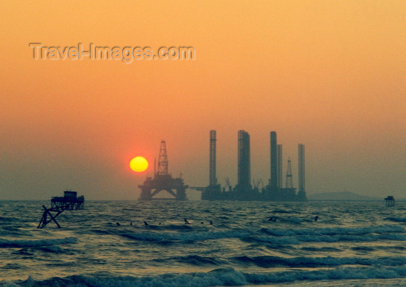 azer1: Azerbaijan - Shikhov - Abseron Yasaqligi - Baki Sahari: Caspian skyline - oil rig at sunset - photo by M.Torres - (c) Travel-Images.com - Stock Photography agency - Image Bank