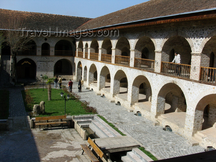 azer103: Sheki / Shaki - Azerbaijan: inner court of the Caravansarai - Hotel Yukhary - Karavansaray / mehmanxana - photo by N.Mahmudova - (c) Travel-Images.com - Stock Photography agency - Image Bank