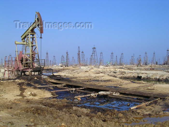 azer110: Baku district - Absheron peninsula, Azerbaijan: polluted soil and forest of oil derricks - photo by G.Monssen - (c) Travel-Images.com - Stock Photography agency - Image Bank