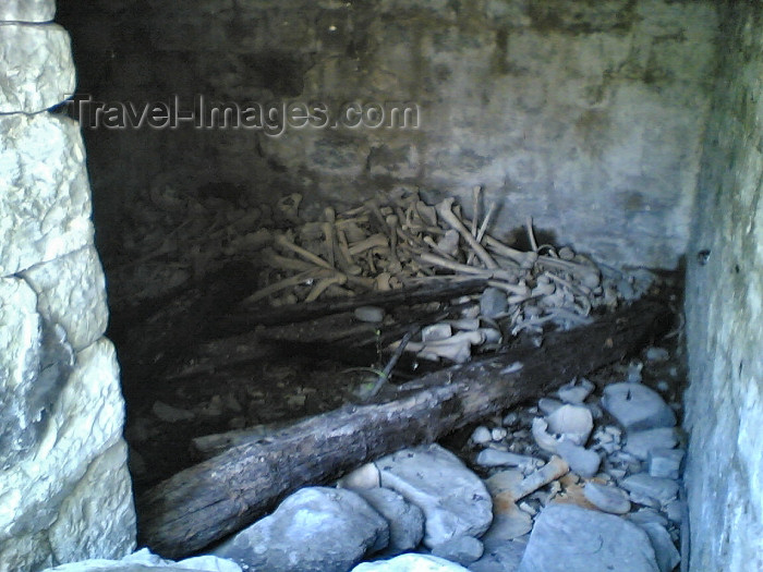 azer132: Azerbaijan - Lahic / Lahuj (Ismailly Rayon): graveyard - bones (photo by Rashad Khalilov) - (c) Travel-Images.com - Stock Photography agency - Image Bank