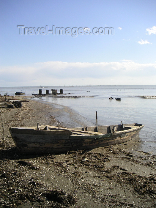 azer145: Azerbaijan - Narimanabad - near Port Ilyich - Lankaran Rayonu: derelict boat on Caspian sea shore (photo by A.Kilroy) - (c) Travel-Images.com - Stock Photography agency - Image Bank