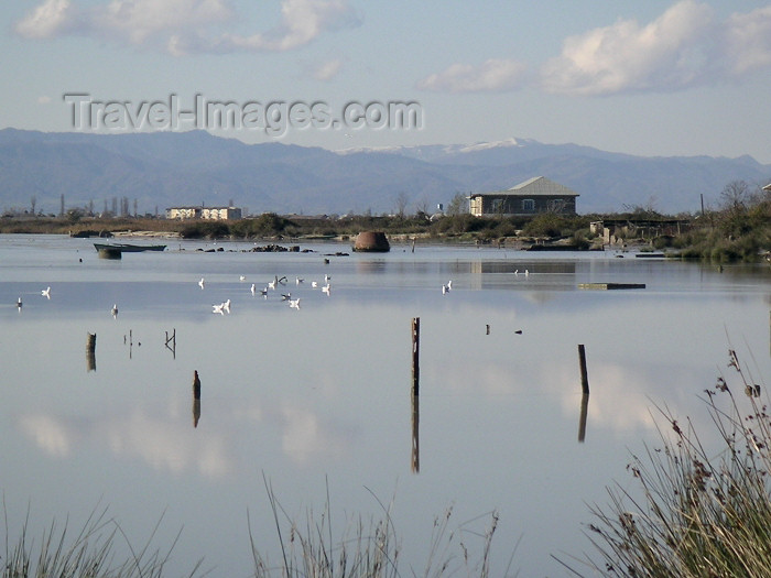 azer146: Azerbaijan - Narimanabad - Lankaran Rayonu: calm waters of the Caspian sea, with Talysh mountains in background (photo by A.Kilroy) - (c) Travel-Images.com - Stock Photography agency - Image Bank