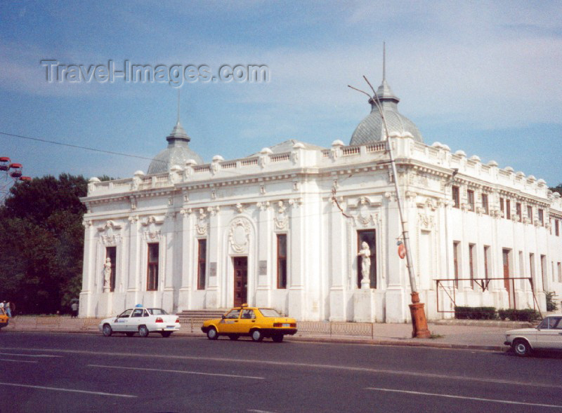 azer15: Azerbaijan - Baku: puppet theatre - formerly the Phenomenon casino - designed by Polish architect Joseph K. Ploshko - Neftchilar av. - The Boulevard - photo by Miguel Torres - (c) Travel-Images.com - Stock Photography agency - Image Bank