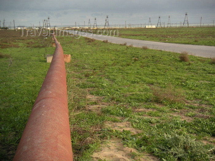 azer154: Azerbaijan - Gurgan - Absheron peninsula - Baki Sahari: oil pipeline and electricity cables from Pirallahi island - photo by Austin Kilroy - (c) Travel-Images.com - Stock Photography agency - Image Bank