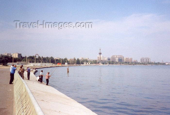 azer18: Azerbaijan - Baku: angling in the Caspian - fishing on the 'bulvar' - photo by Miguel Torres - (c) Travel-Images.com - Stock Photography agency - Image Bank