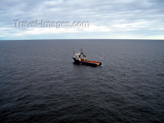 azer189: Caspian sea - tug boat use for oil rig transportation - Central Azeri section of Azeri-Chirag-Gunashli oil field - photo by L.McKay - (c) Travel-Images.com - Stock Photography agency - Image Bank