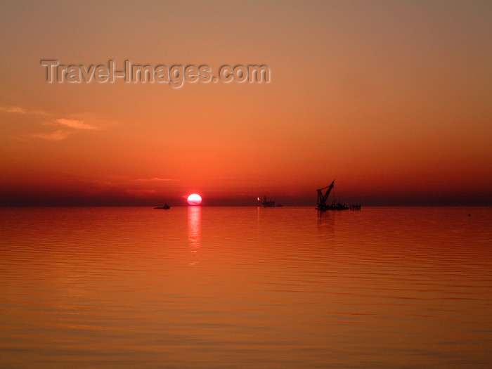 azer191: Caspian sea - Central Azeri section of Azeri-Chirag-Gunashli oil field - crude oil from ACG is exported through the Baku-Tbilisi-Ceyhan Pipeline - photo by L.McKay - (c) Travel-Images.com - Stock Photography agency - Image Bank