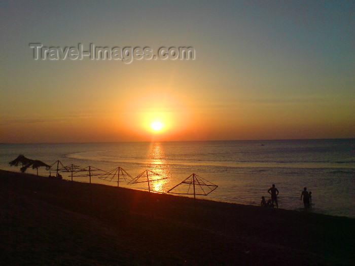 azer210: Azerbaijan - Bilgah / Bilgeh - Absheron peninsula - Baki Sahari: beach - sunset on the Caspian - çimerlik - photo by N.Mahmudova - (c) Travel-Images.com - Stock Photography agency - Image Bank