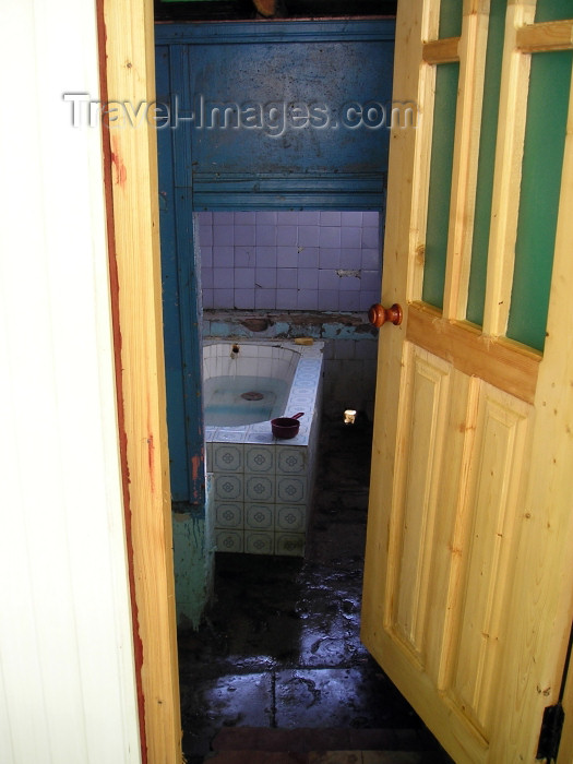 azer228: Azerbaijan - Masalli istisu: mineral spa - one of a number of 'bath' rooms (photo by F.MacLachlan) - (c) Travel-Images.com - Stock Photography agency - Image Bank