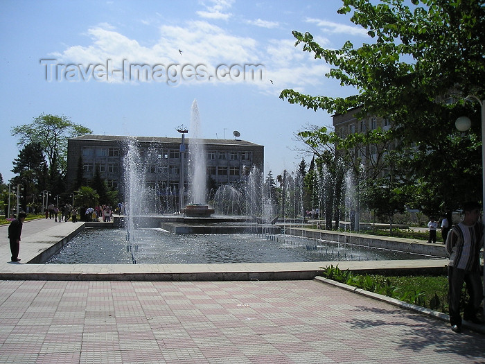 azer231: Azerbaijan - Lankaran / Lenkoran: central square - fountain (photo by F.MacLachlan) - (c) Travel-Images.com - Stock Photography agency - Image Bank