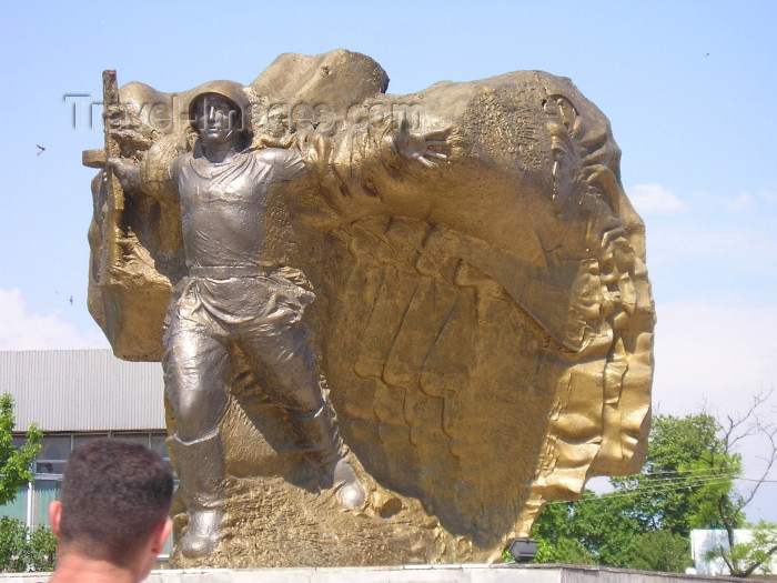 azer232: Azerbaijan - Lankaran / Lenkoran: war memorial - central square (photo by F.MacLachlan) - (c) Travel-Images.com - Stock Photography agency - Image Bank