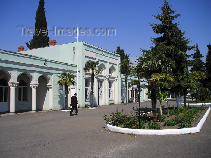 azer234: Azerbaijan - Lankaran / Lenkoran: railway station (photo by F.MacLachlan) - (c) Travel-Images.com - Stock Photography agency - Image Bank