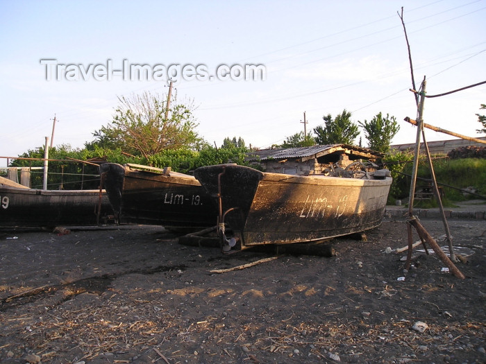 azer238: Azerbaijan - Lankaran / Lenkoran: fishing boats (photo by F.MacLachlan) - (c) Travel-Images.com - Stock Photography agency - Image Bank