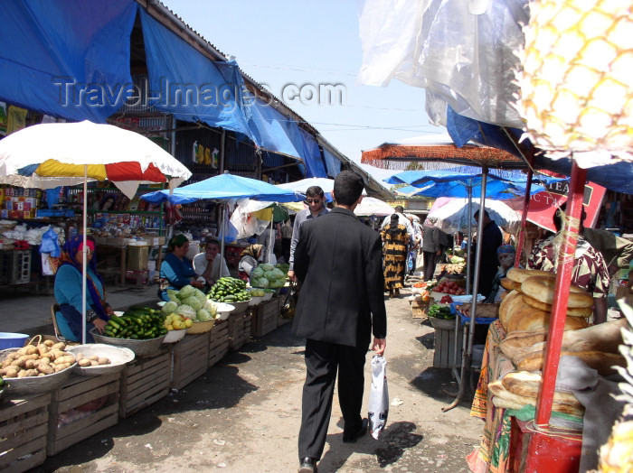 azer239: Azerbaijan - Lankaran / Lenkoran: in the bazaar (photo by F.MacLachlan) - (c) Travel-Images.com - Stock Photography agency - Image Bank