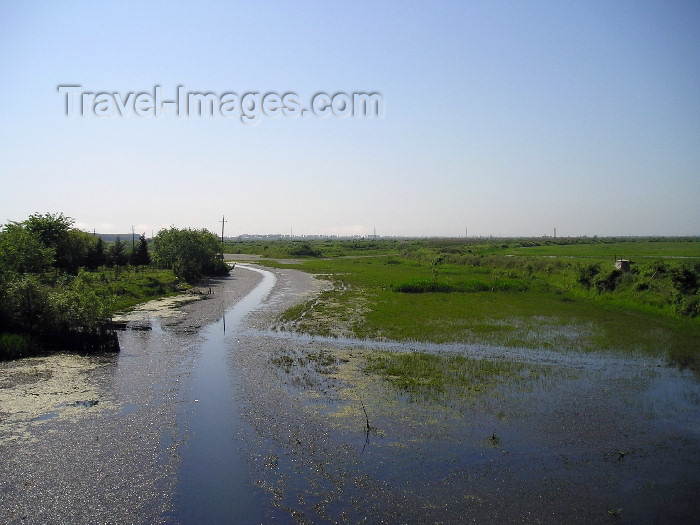 azer243: Azerbaijan - Qumbasi - Masalli Rayonu: river from the bridge (photo by F.MacLachlan) - (c) Travel-Images.com - Stock Photography agency - Image Bank