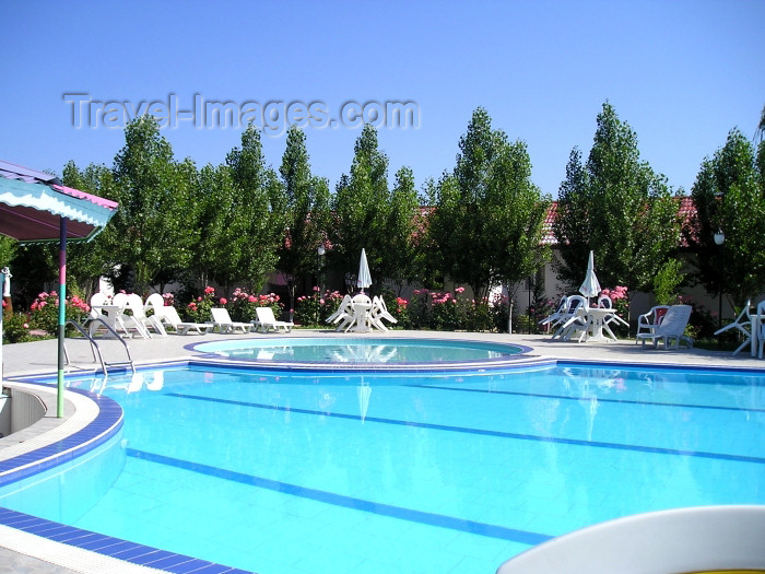 azer247: Azerbaijan - Nabran (Khachmas rayon - NE Azerbaijan): Malibu swimming pool (photo by F.MacLachlan) - (c) Travel-Images.com - Stock Photography agency - Image Bank