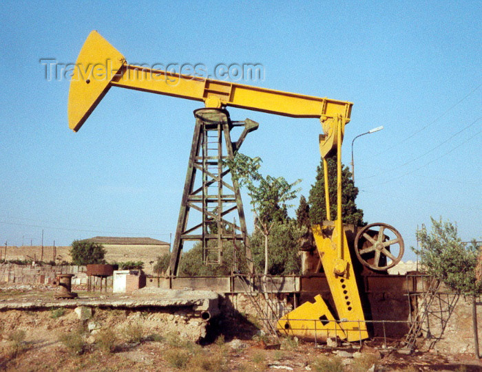 azer25: Azerbaijan - Surakhany: pumping oil - oil derrick - oil industry - photo by M.Torres - (c) Travel-Images.com - Stock Photography agency - Image Bank