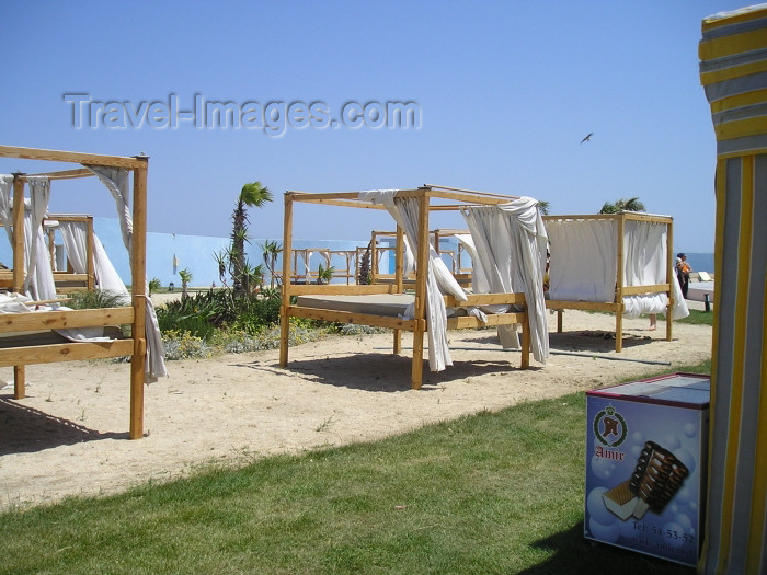 azer255: Azerbaijan - Bilgah - Absheron peninsula - Baki Sahari: beds on the beach - Amburan resort - Cape Amburan (photo by F.MacLachlan) - (c) Travel-Images.com - Stock Photography agency - Image Bank