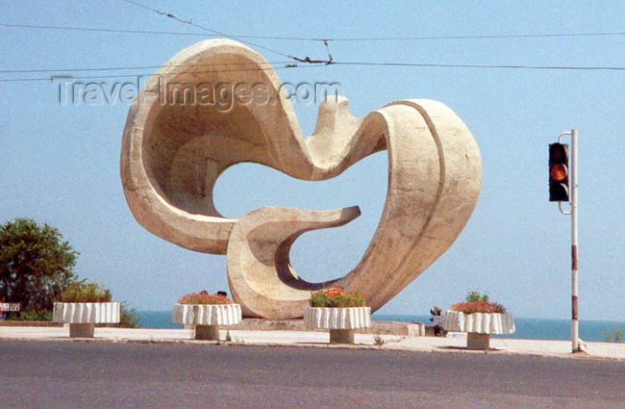 azer26: Azerbaijan - Sumgait - Sumqayit Sahari: friendship monument (photo by M.Torres) - (c) Travel-Images.com - Stock Photography agency - Image Bank