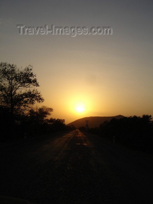 azer260: Azerbaijan - Sheki: sunset (photo by R.Khalilov) - (c) Travel-Images.com - Stock Photography agency - Image Bank