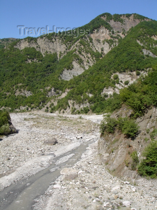 azer265: Azerbaijan - Lahic / Lahuj (Ismailly Rayon): Girdimanchai river gorge (photo by Rashad Khalilov) - (c) Travel-Images.com - Stock Photography agency - Image Bank