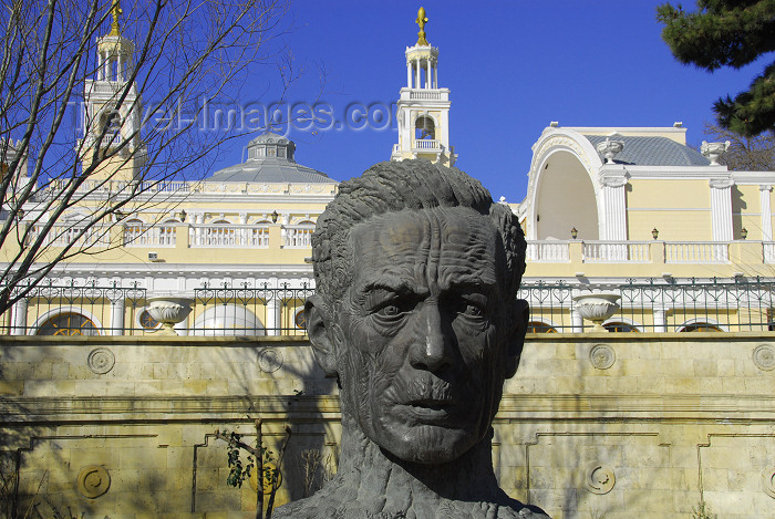 azer268: Azerbaijan - Baku: poet Aliaga Vahid bust - Muslim Magomayev State Philarmony /  philharmonic - architect G.Termikelov -  Istiglaliyyat Street - sculptor Ragib Gasanov - photo by M.Torres - (c) Travel-Images.com - Stock Photography agency - Image Bank