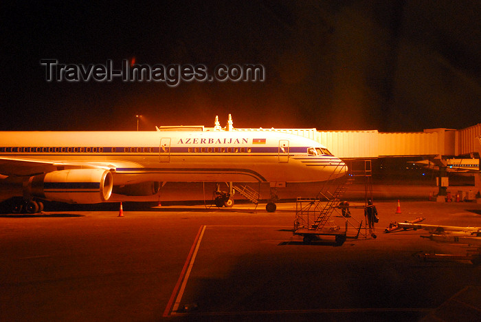 azer278: Azerbaijan - Baku: AZAL Azerbaijan Airlines Boeing 757-22L - Baku airport, Geydar Aliyev - GYD, at night - photo by Miguel Torres - (c) Travel-Images.com - Stock Photography agency - Image Bank