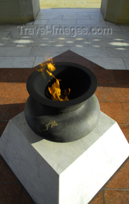 azer297: Azerbaijan - Baku: monument on Martyrs' Lane - eternal flame - Shahidlar Hiyabany - photo by M.Torres - (c) Travel-Images.com - Stock Photography agency - Image Bank