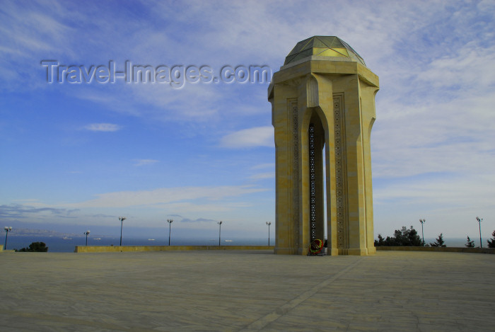 azer300: Azerbaijan - Baku: monument on Martyrs' Lane and the Caspian - Shahidlar Hiyabany - photo by M.Torres - (c) Travel-Images.com - Stock Photography agency - Image Bank