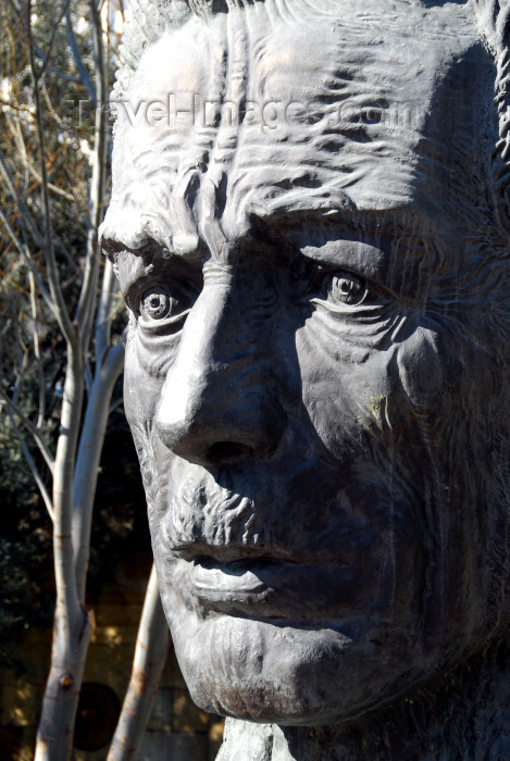azer320: Azerbaijan - Baku: Aliaga Vahid - poet's bust - gigantic head - sculptor Ragib Gasanov - photo by M.Torres - (c) Travel-Images.com - Stock Photography agency - Image Bank