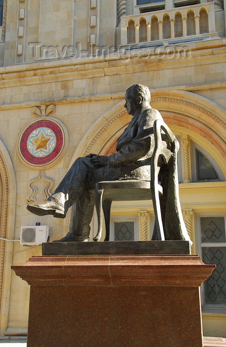 azer346: Azerbaijan - Baku: statue of an academic and his chair, Yusif Mammadaliyev - Academy of Sciences - photo by M.Torres - (c) Travel-Images.com - Stock Photography agency - Image Bank