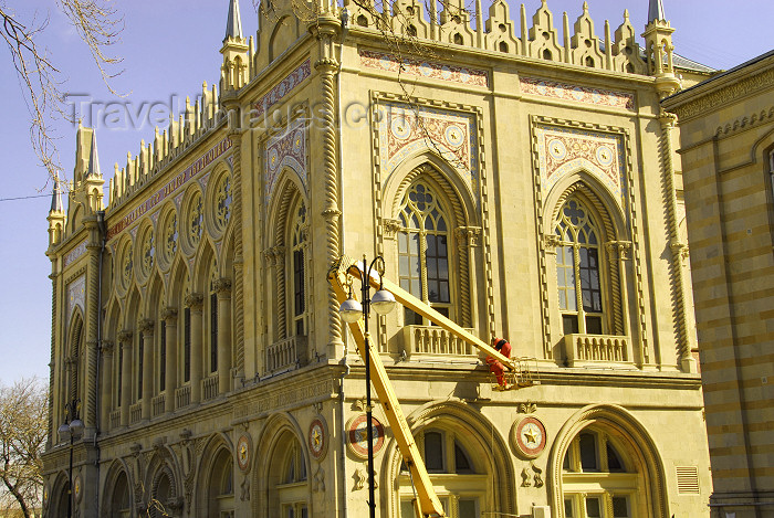 azer347: Azerbaijan - Baku: cleaning the façade - Academy of Sciences, Presidium - Ismailia palace - mock italian Gothic - Azarbaycan Milli Elmlar Akademiyasi - photo by M.Torres - (c) Travel-Images.com - Stock Photography agency - Image Bank