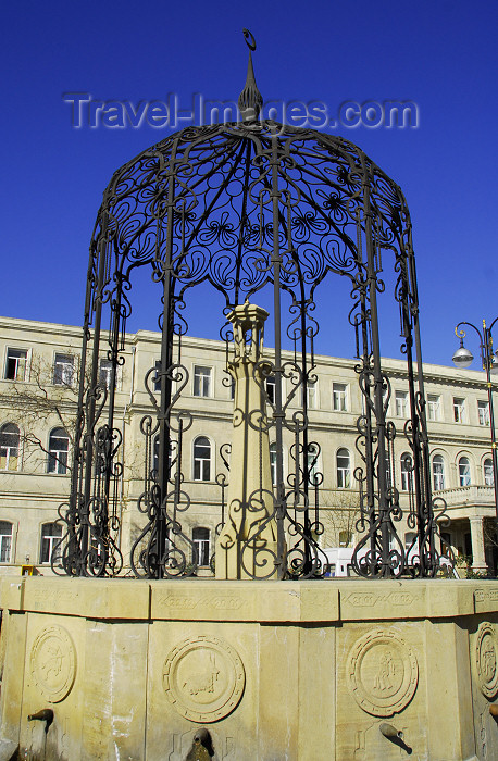 azer354: Azerbaijan - Baku: Zodiac fountain - photo by M.Torres - (c) Travel-Images.com - Stock Photography agency - Image Bank