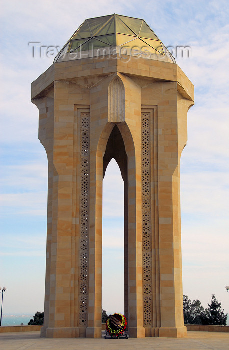 azer363: Azerbaijan - Baku: Martyrs' monument - Nakhichevan tomb style - Shahidlar Hiyabany - photo by M.Torres - (c) Travel-Images.com - Stock Photography agency - Image Bank