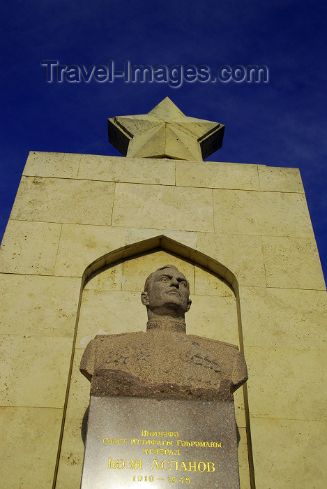 azer364: Azerbaijan - Baku: Soviet monument to Major-General Hazi Aslanov, World War II Red Army tank commander - Martyrs' lane - twice Hero of the Soviet Union - Shahidlar Hiyabany - photo by M.Torres - (c) Travel-Images.com - Stock Photography agency - Image Bank