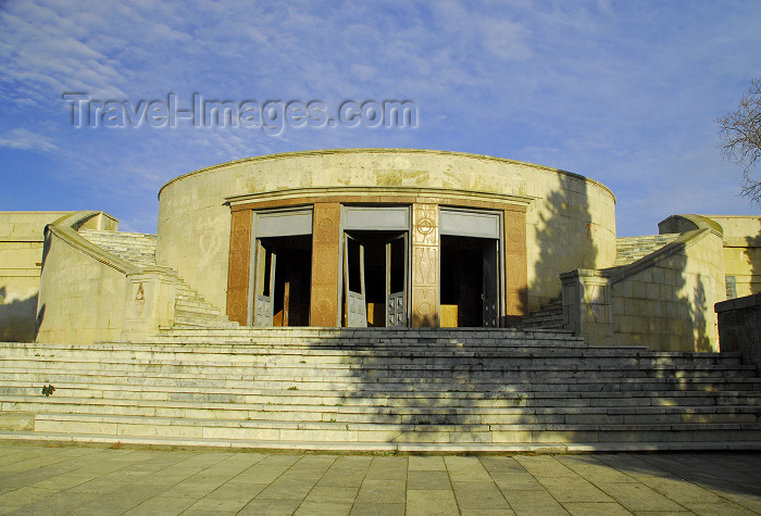 azer373: Azerbaijan - Baku: abandoned Soviet period café with mirador on top - Martyrs' lane, formerly the location of Bolshevik leader Sergey Kirov's statue, on what used to be Kirov Park - Shahidlar Hiyabany - photo by M.Torres - (c) Travel-Images.com - Stock Photography agency - Image Bank