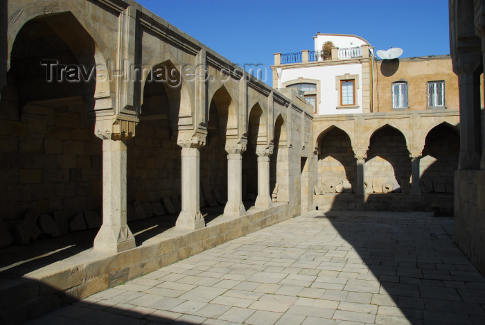 azer381: Azerbaijan - Baku: gallery-arcade by the Divankhane, said to be the Harem - Shirvan Shah's palace / Shirvanshahlar sarayi - UNESCO world heritage - photo by Miguel Torres - (c) Travel-Images.com - Stock Photography agency - Image Bank