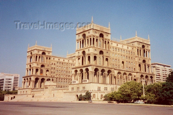 azer4: Azerbaijan - Baku: Government House - Dom Soviet - architect Mikail Husseinov (photo by M.Torres) - (c) Travel-Images.com - Stock Photography agency - Image Bank