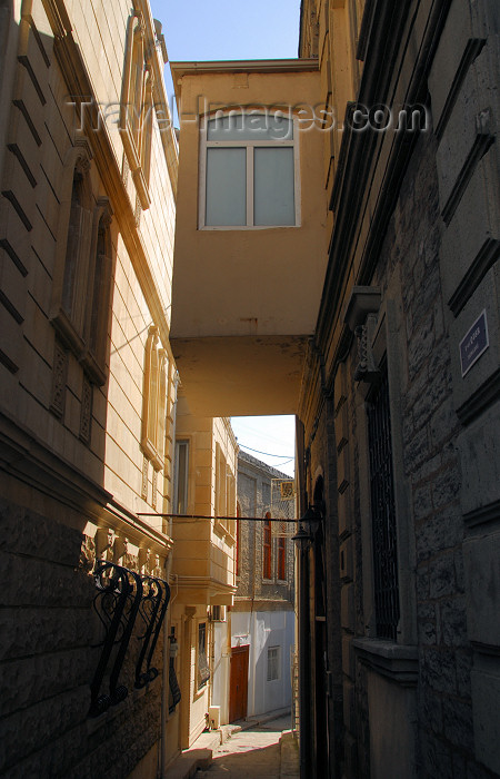 azer400: Azerbaijan - Baku: old town - narrow alley - Icheri Sheher - photo by Miguel Torres - (c) Travel-Images.com - Stock Photography agency - Image Bank