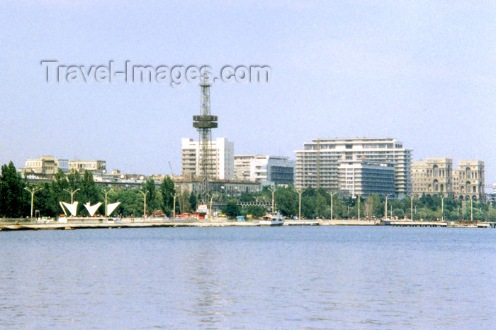 azer41: Azerbaijan - Baku: Neftchilar avenue and the Caspian sea - the Boulevard - photo by Miguel Torres - (c) Travel-Images.com - Stock Photography agency - Image Bank