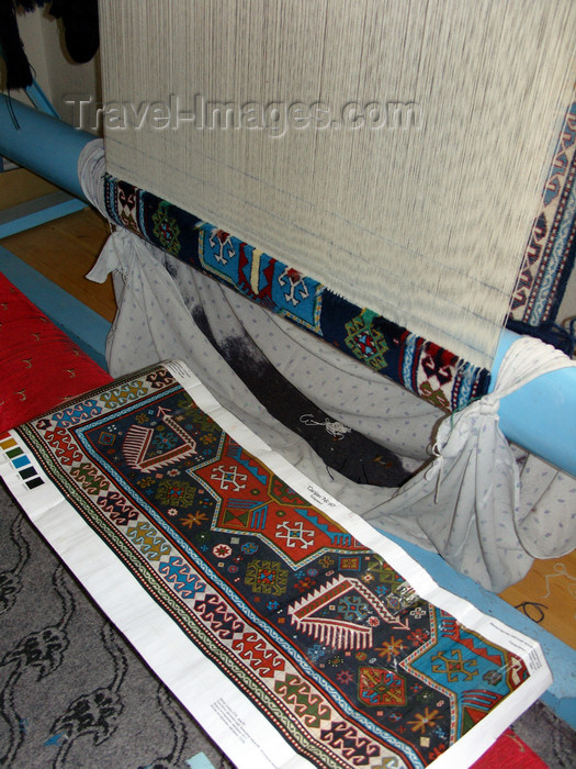 azer414: Ganca, Azerbaijan: carpet making - vertical loom - warp - photo by N.Mahmudova - (c) Travel-Images.com - Stock Photography agency - Image Bank