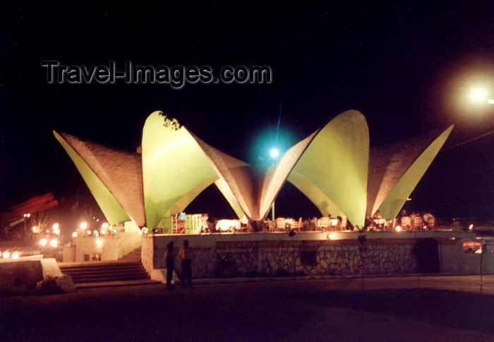 azer42: Baku, Azerbaijan - al fresco restaurant on the waterfront - Mirvari, the Pearl (photo by Miguel Torres) - (c) Travel-Images.com - Stock Photography agency - Image Bank