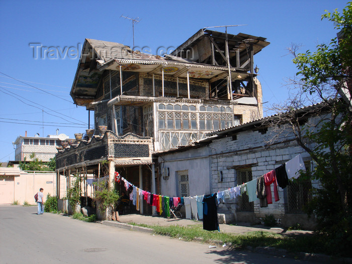 azer422: Ganca / Ganja - Azerbaijan: bottle house and clothes line - photo by F.MacLachlan - (c) Travel-Images.com - Stock Photography agency - Image Bank